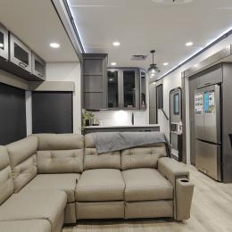 2025 Valor 44V14 Interior