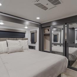 2025 Valor 44V14 Interior