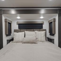 2025 Valor 44V14 Interior