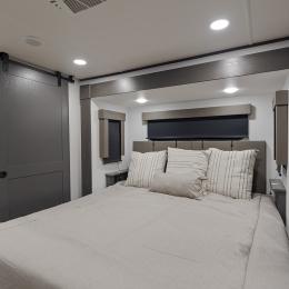 2025 Valor 44V14 Interior