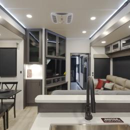 2025 Valor 44V14 Interior