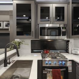 2025 Valor 44V14 Interior