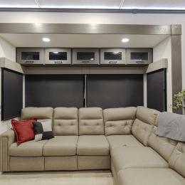 2025 Valor 44V14 Interior