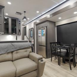 2025 Valor 44V14 Interior